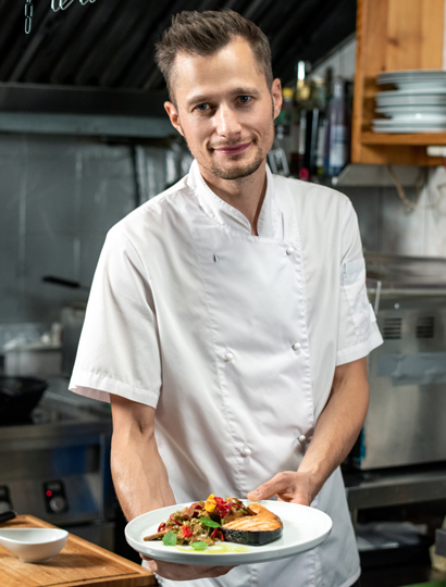 cuisinier qui tient une assiette